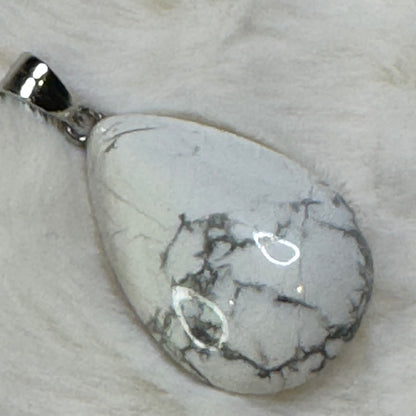 100% Real  Grade AA Howlite Genuine Natural Teardrop  Healing GemStone Pendant.
