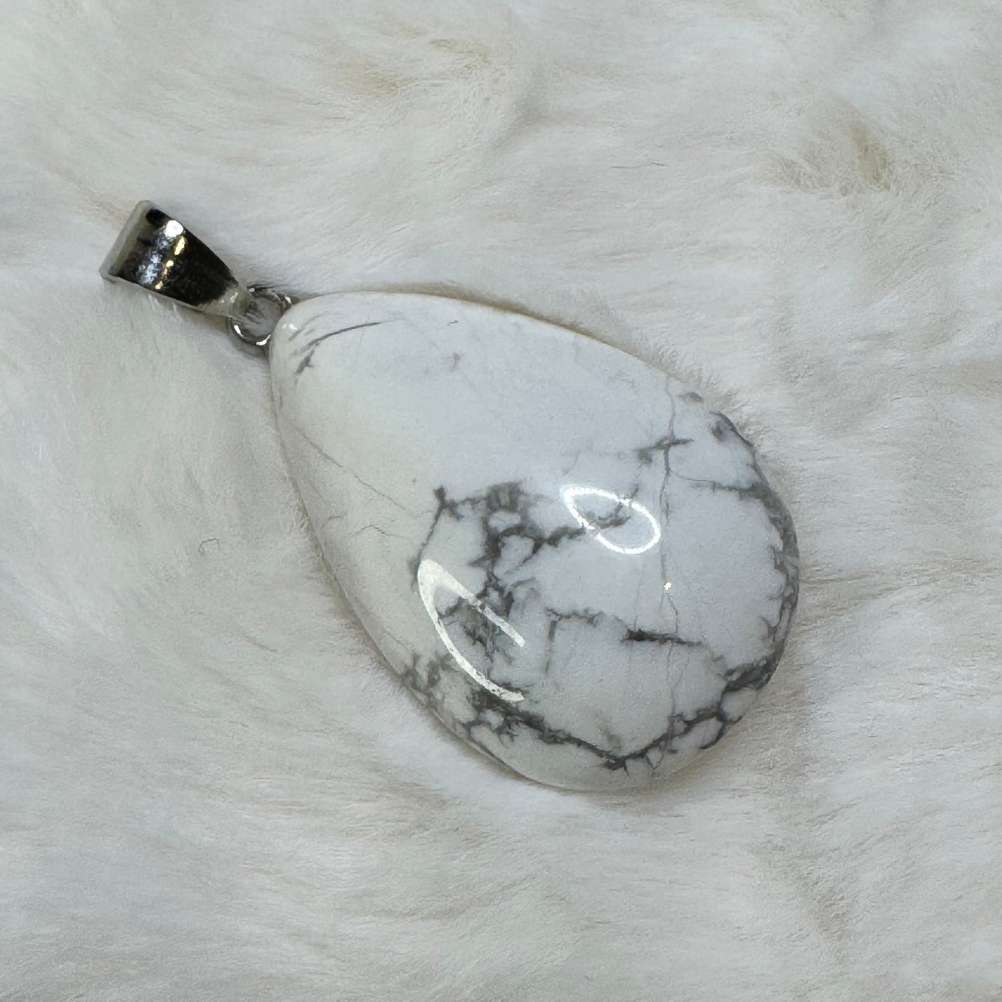 100% Real  Grade AA Howlite Genuine Natural Teardrop  Healing GemStone Pendant.