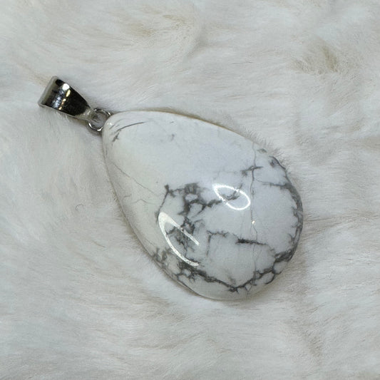 100% Real  Grade AA Howlite Genuine Natural Teardrop  Healing GemStone Pendant.