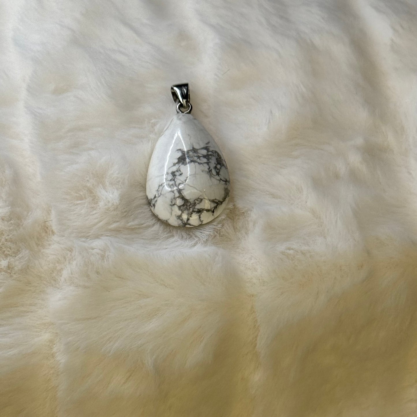 100% Real  Grade AA Howlite Genuine Natural Teardrop  Healing GemStone Pendant.