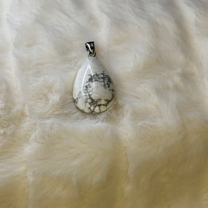 100% Real  Grade AA Howlite Genuine Natural Teardrop  Healing GemStone Pendant.